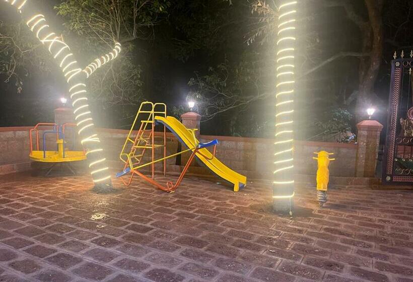 ホテル C P Cottage