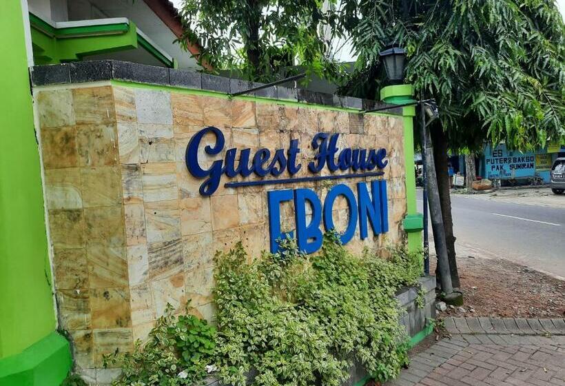 פנסיון Eboni Guest House Madiun