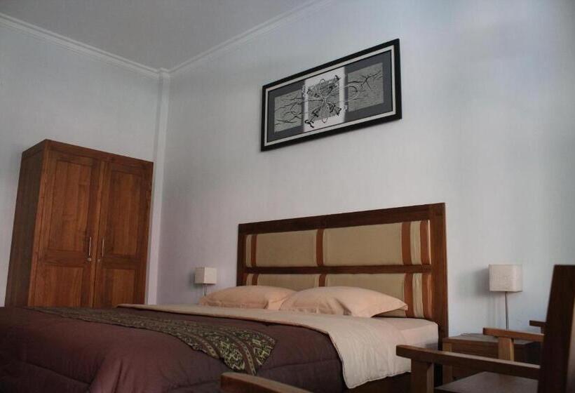 פנסיון Eboni Guest House Madiun