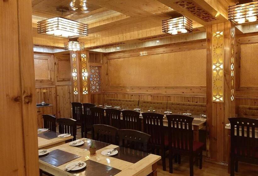 בית מלון כפרי Zingkham Residency