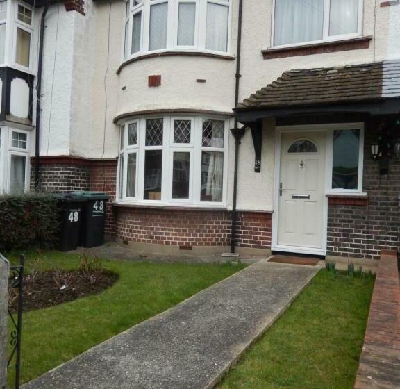 민박 48 The Fairway, Gravesend