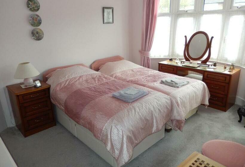 민박 48 The Fairway, Gravesend