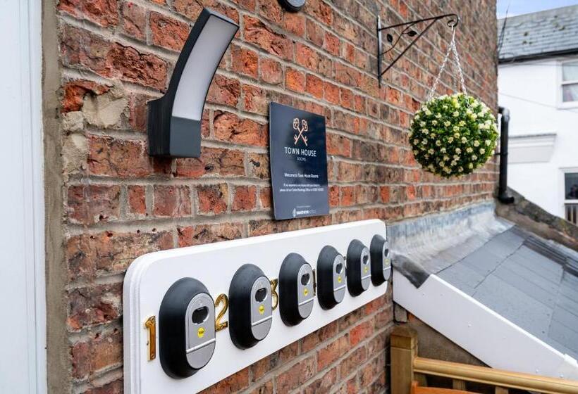 Отель Town House Rooms