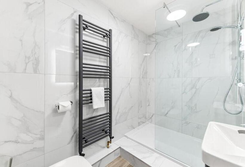 Отель Town House Rooms