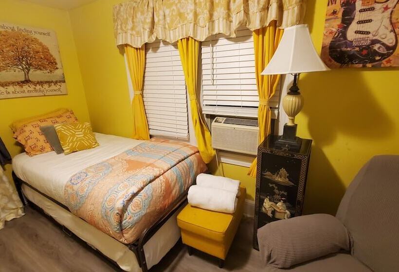 Pansiyon Room In Guest Room   Yellow Rm Dover  Del State, Bayhealth  Dov Base