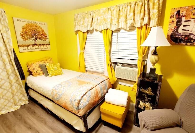 Pansiyon Room In Guest Room   Yellow Rm Dover  Del State, Bayhealth  Dov Base