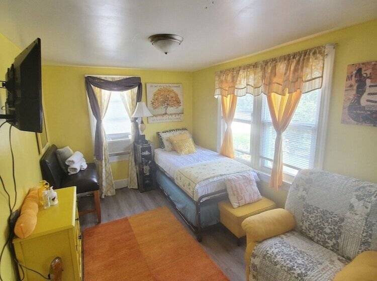 Pansiyon Room In Guest Room   Yellow Rm Dover  Del State, Bayhealth  Dov Base