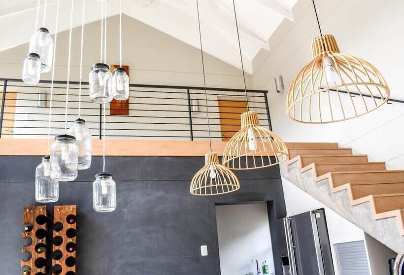 تختخواب و صبحانه Amabwe Guesthouse