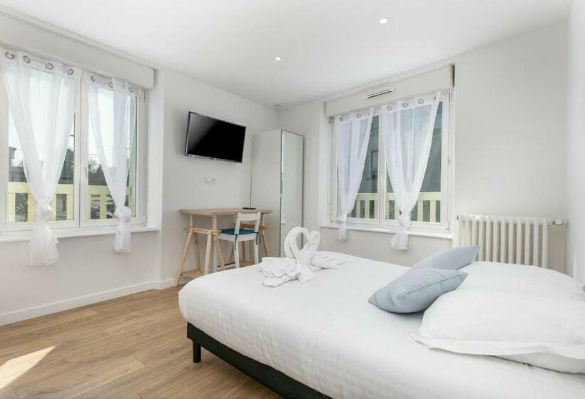 צימר La Recouvrance : Chambre Spacieuse Avec Sdb Privative, Cuisine Et Salon Partagés, Terrasse, Proche F