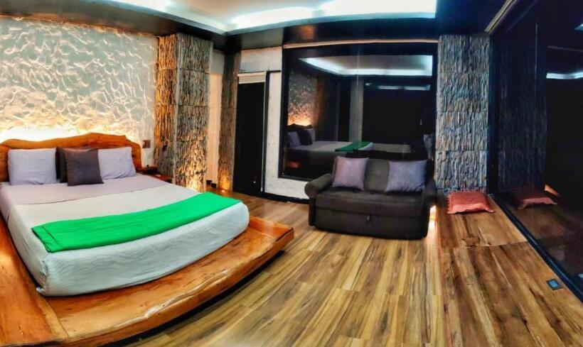 فندق Cantalarana, Antes Wikiri Lodge