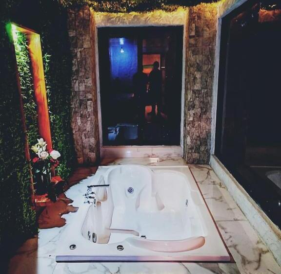 فندق Cantalarana, Antes Wikiri Lodge