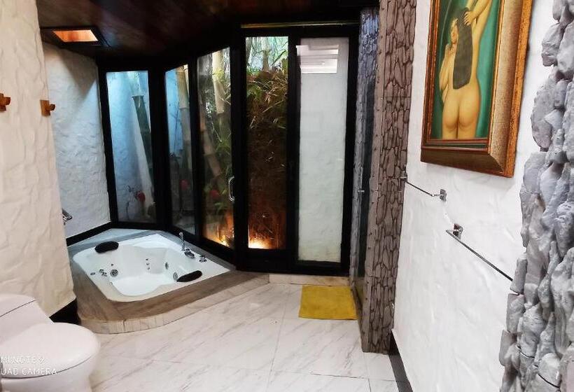 فندق Cantalarana, Antes Wikiri Lodge