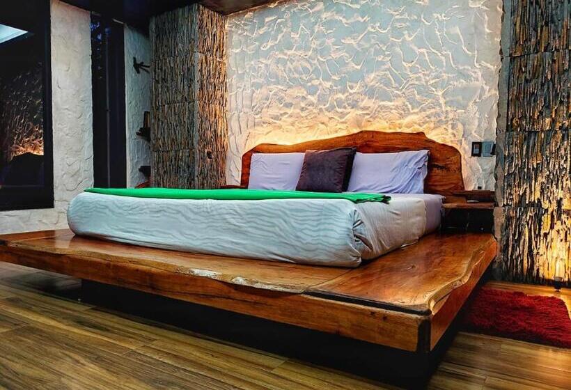 فندق Cantalarana, Antes Wikiri Lodge