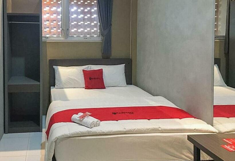 Отель Reddoorz Near Wisata Paribendo Lawang