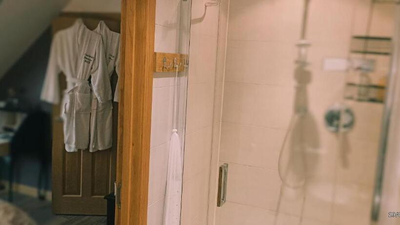 Outlander Boutique B&b King