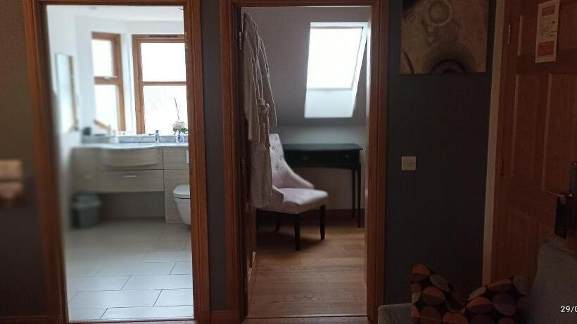 Outlander Boutique B&b Super King