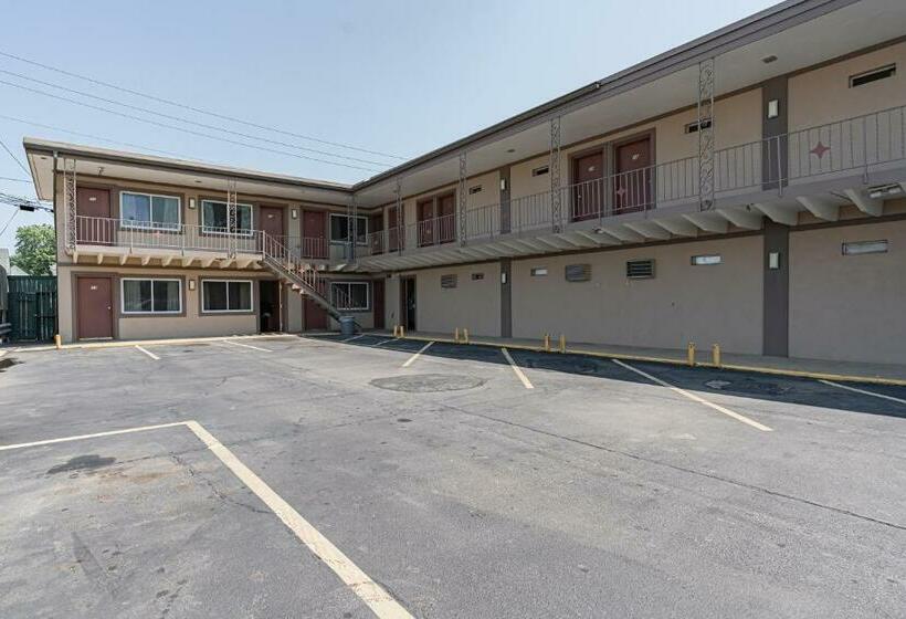 בית מלון כפרי Broadway Inn