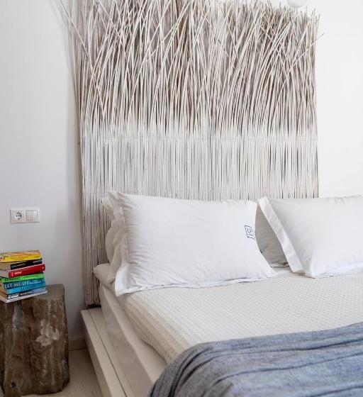 تختخواب و صبحانه F Charm All Suites   Adults Only