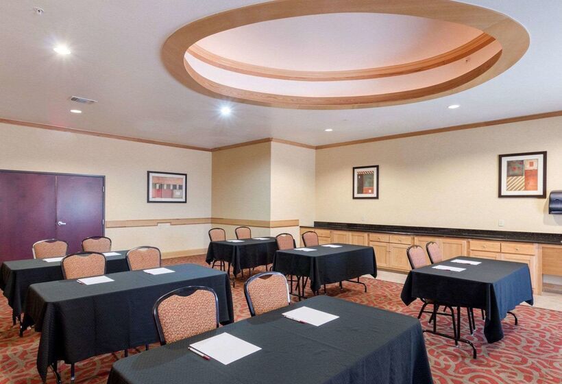 Отель Comfort Suites