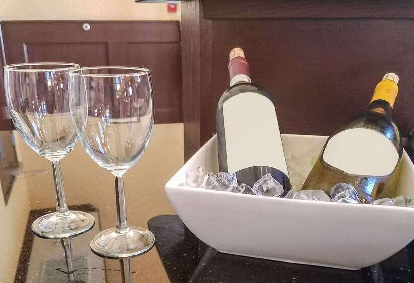 Отель Comfort Suites