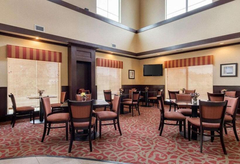 Отель Comfort Suites