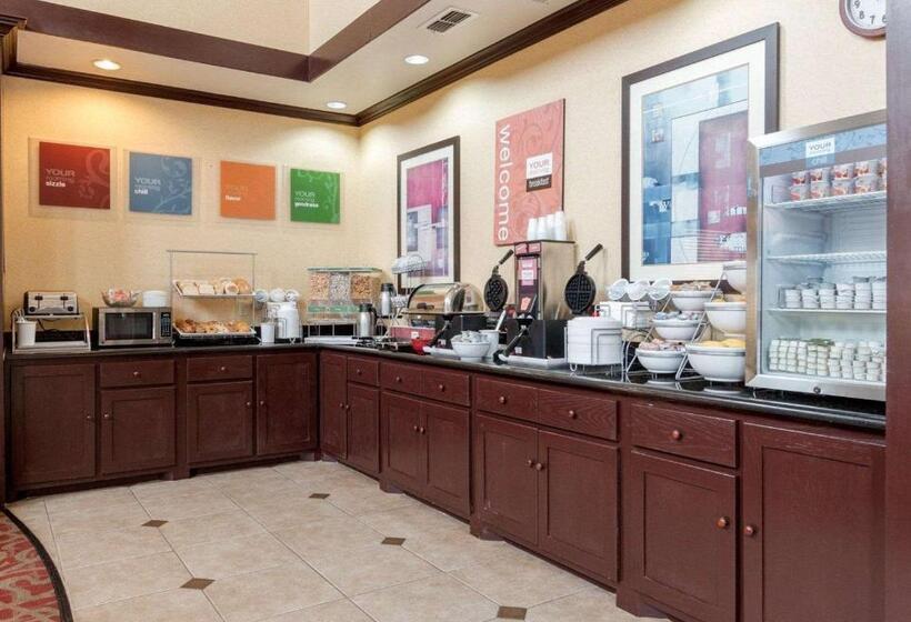 Отель Comfort Suites