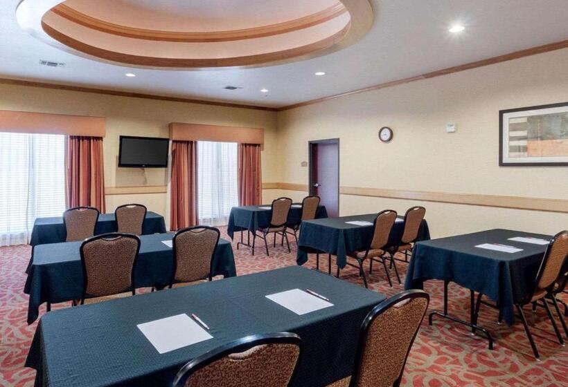 Отель Comfort Suites