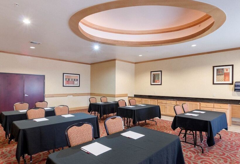 Отель Comfort Suites