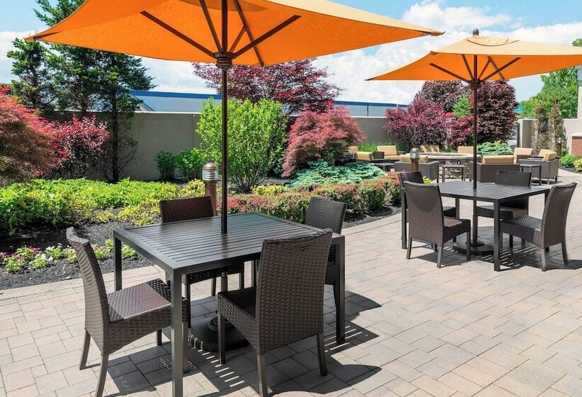 Отель Courtyard By Marriott Buffalo Airport
