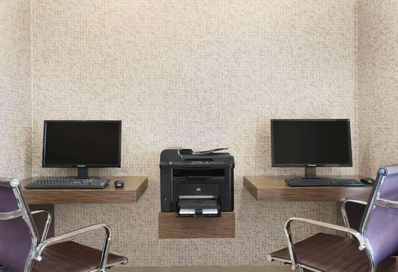 בית מלון כפרי Days Inn & Suites By Wyndham Yorkton