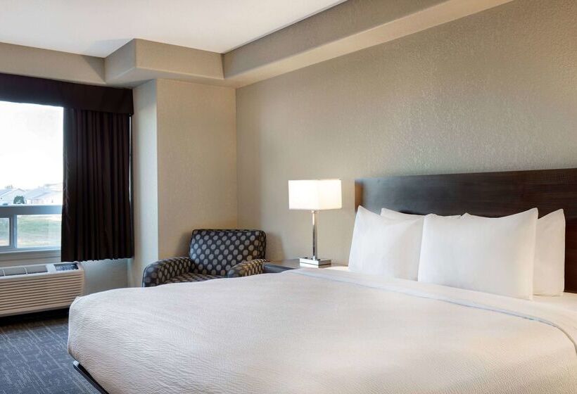 בית מלון כפרי Days Inn & Suites By Wyndham Yorkton