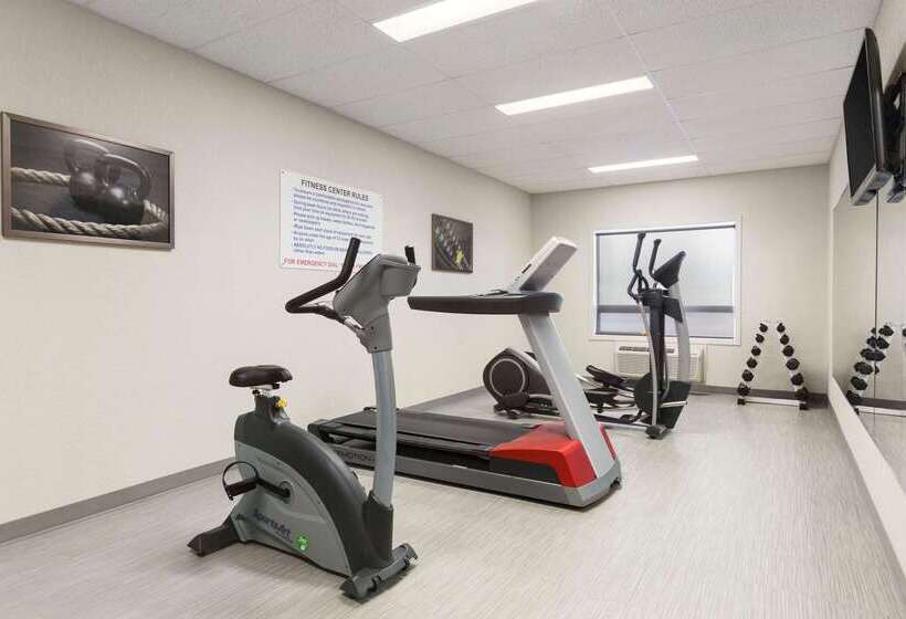 בית מלון כפרי Days Inn & Suites By Wyndham Yorkton