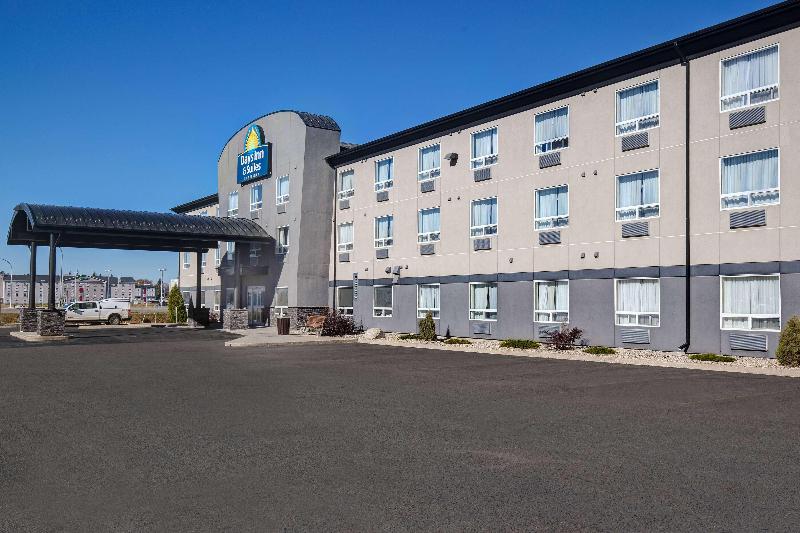 בית מלון כפרי Days Inn & Suites By Wyndham Yorkton