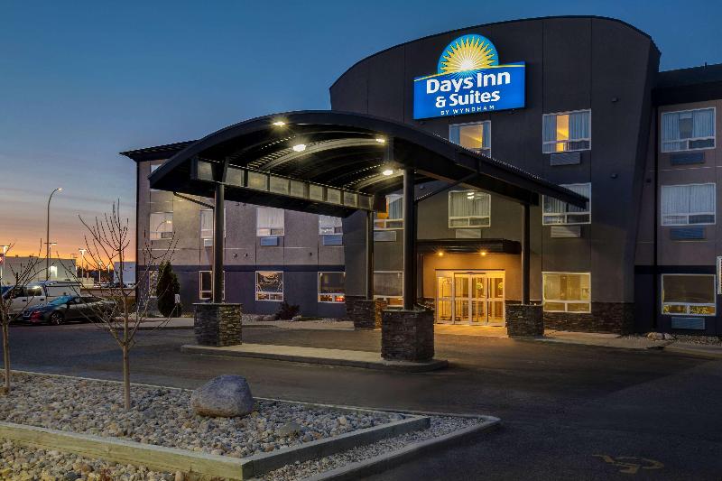 בית מלון כפרי Days Inn & Suites By Wyndham Yorkton