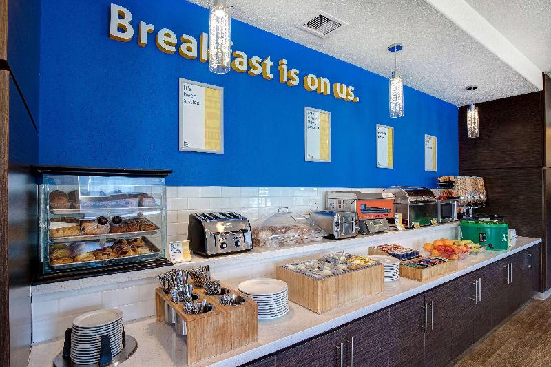 בית מלון כפרי Days Inn & Suites By Wyndham Yorkton