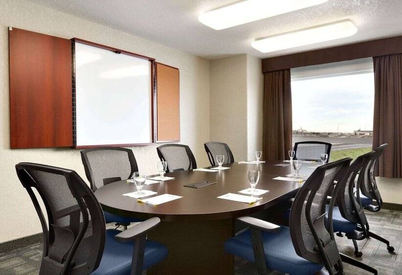 בית מלון כפרי Days Inn & Suites By Wyndham Yorkton