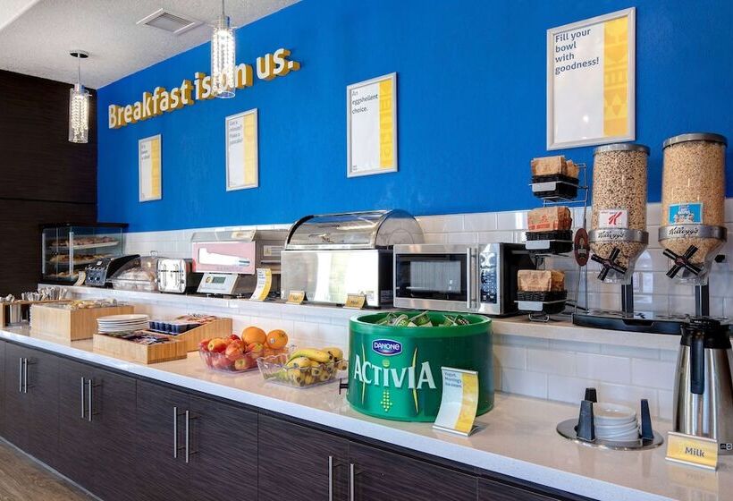 בית מלון כפרי Days Inn & Suites By Wyndham Yorkton