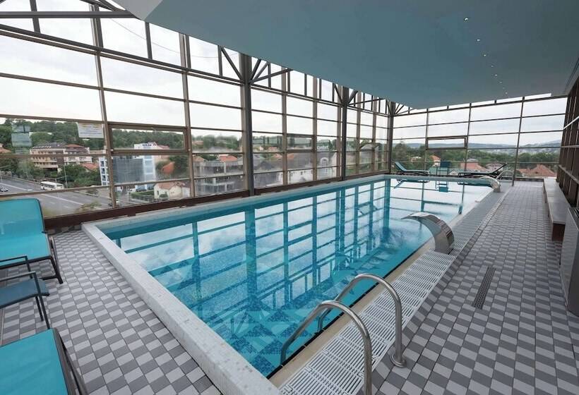 Отель Wyndham Cluj