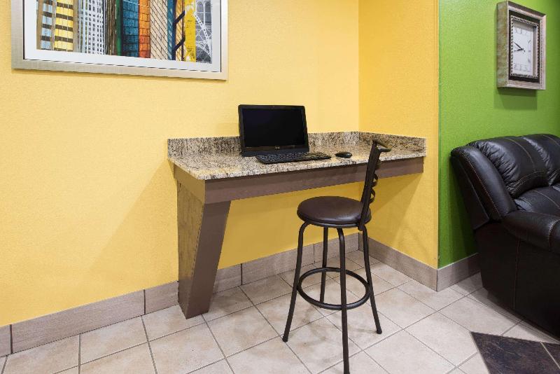 Microtel Inn By Wyndham Rogers