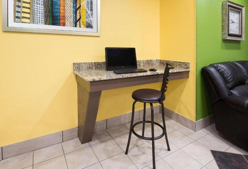 Microtel Inn By Wyndham Rogers