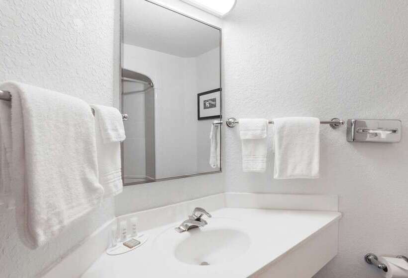 فندق على الطريق Super 8 By Wyndham Sault Ste. Marie