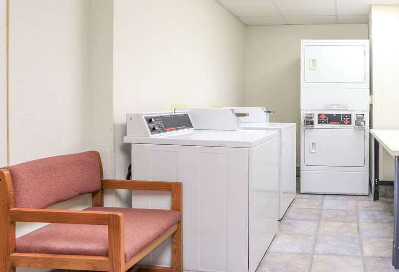 فندق على الطريق Super 8 By Wyndham Sault Ste. Marie