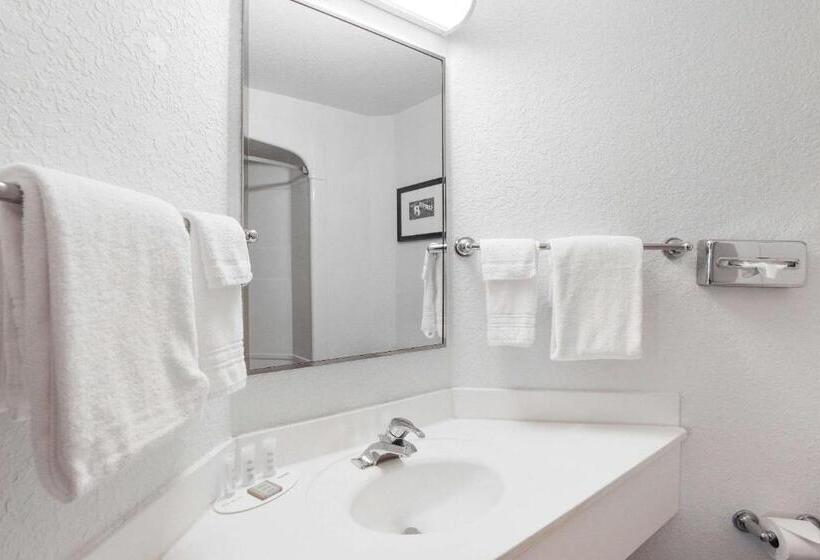 فندق على الطريق Super 8 By Wyndham Sault Ste. Marie