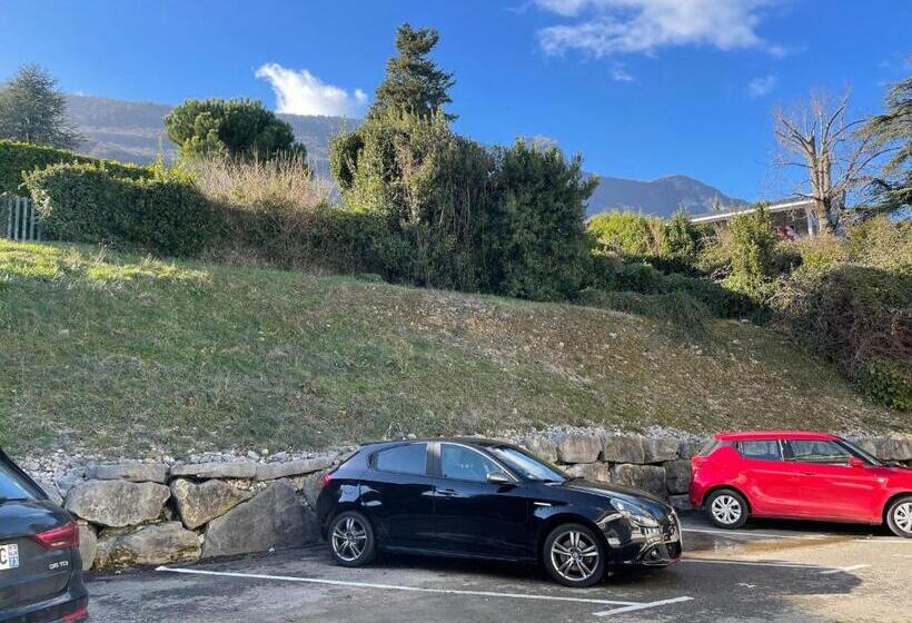 Camp De Base Sur Le Lac Du Bourget
