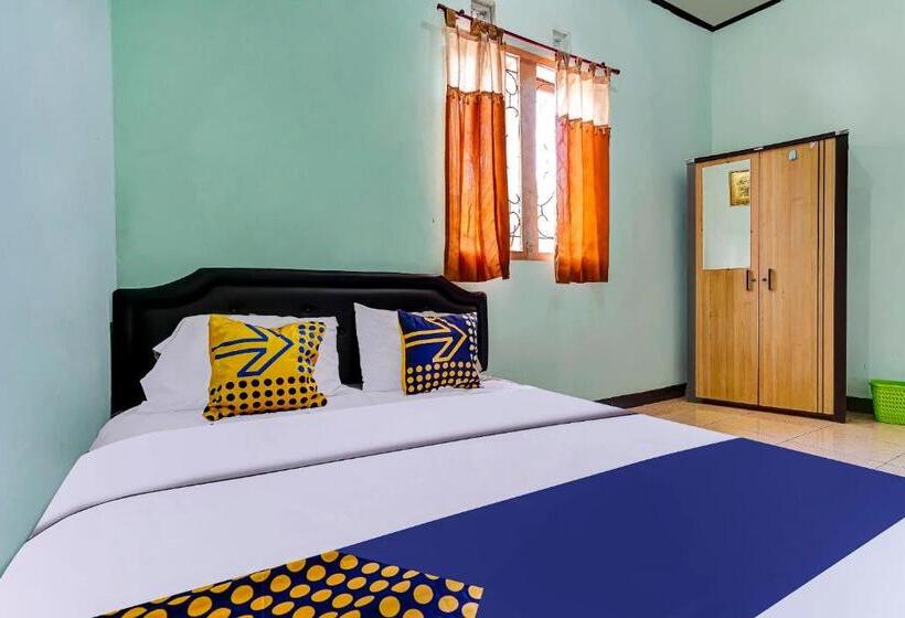 ホテル Spot On 91159 Kost Putrana Syariah