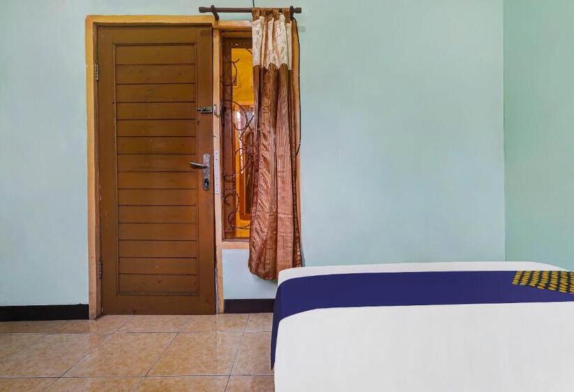 Отель Spot On 91159 Kost Putrana Syariah