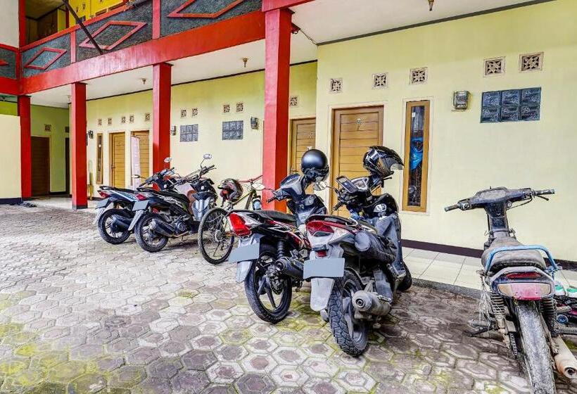 Отель Spot On 91159 Kost Putrana Syariah