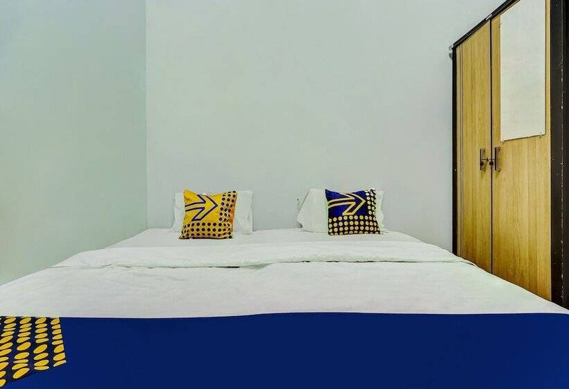 ホテル Spot On 91159 Kost Putrana Syariah