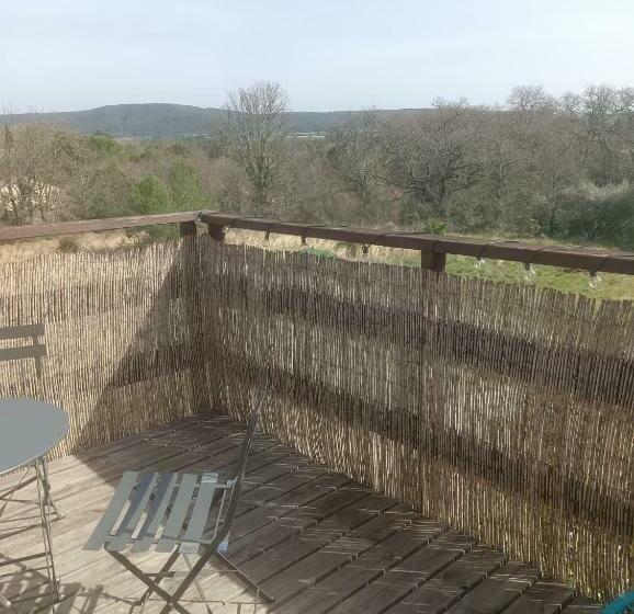تختخواب و صبحانه La Chouette Villa, Chambre Mazet De 11m2 Pièce Sous Pente Accés Par Escalier En Bois