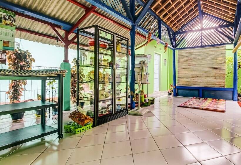 Отель Oyo Homes 91114 Desa Wisata Bangunharja